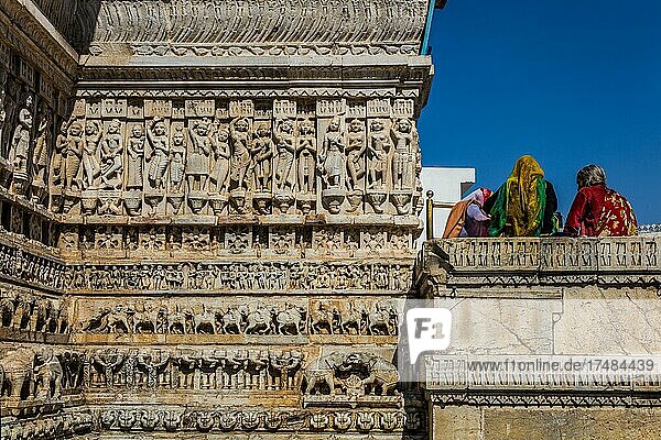 Relief mit Vishnu-Darstellungen tanzenden Nymphen Szenen aus dem Leben Krishnas Elefanten Tänzerinnen und Musikanten Jagdish-Tempel Udaipur Udaipur Rajasthan Indien Asien