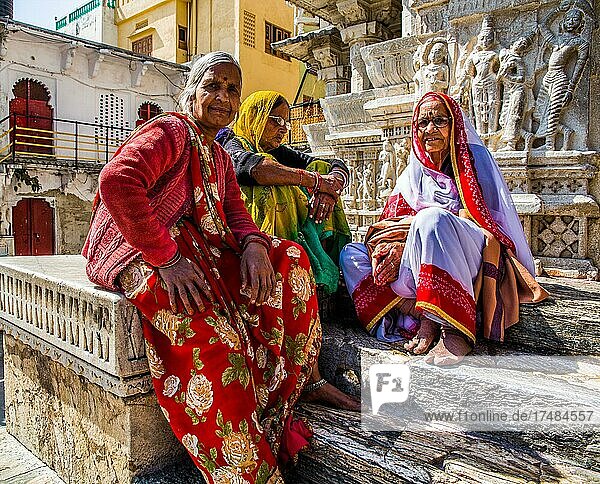 Frauen am Jagdish-Tempel  Udaipur  Udaipur  Rajasthan  Indien  Asien
