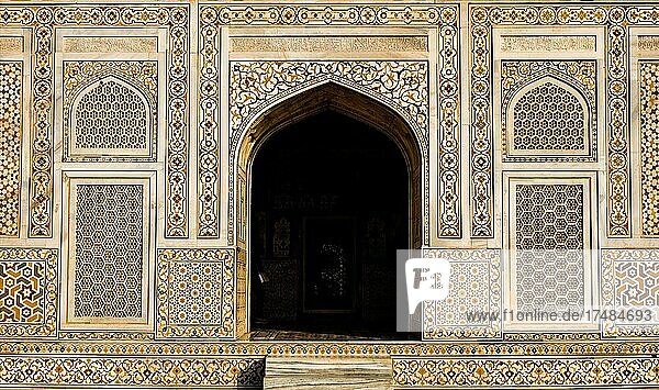 Feinste Marmor-Intarsien und filigrane Gitterfenster Mausoleum Itmad-ud-Daulah Agra Agra Uttar Pradesh Indien Asien