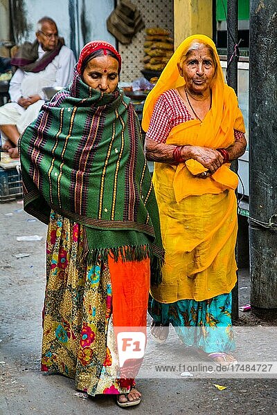 Frauen in farbenprächtigen Lehenga-Cholis  bunter Markt  Bikaner  Bikaner  Rajasthan  Indien  Asien