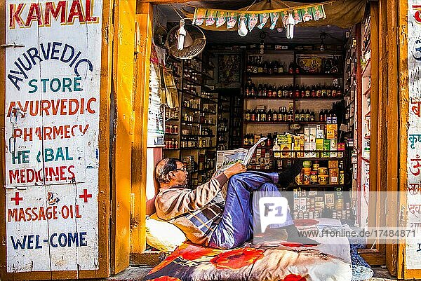 Ayurvedic medicines  colourful markets and craftsmen in the old town of Bundi  Bundi  Rajasthan  India  Asia