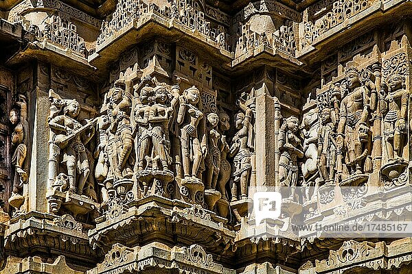 Relief mit Vishnu-Darstellungen tanzenden Nymphen Szenen aus dem Leben Krishnas Elefanten Tänzerinnen und Musikanten Jagdish-Tempel Udaipur Udaipur Rajasthan Indien Asien