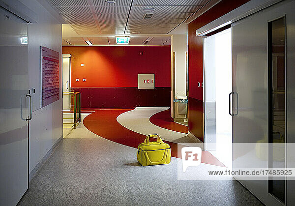 Korridor und Wartebereiche eines modernen Krankenhauses mit Sitzgelegenheiten