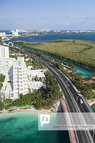 Luftaufnahme über die Hotelzone in Cancun  Autobahn und Hochhäuser  Küstenlinie.
