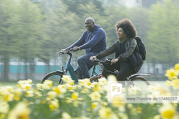 Glücklicher Vater und Sohn beim Fahrradfahren im Frühlingspark
