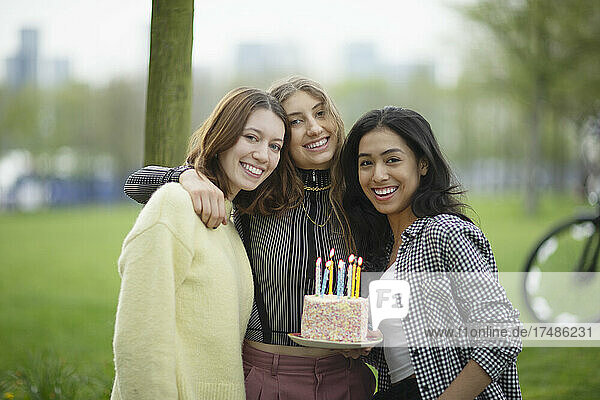 Porträt glückliche junge Frauen Freunde feiern Geburtstag im Park