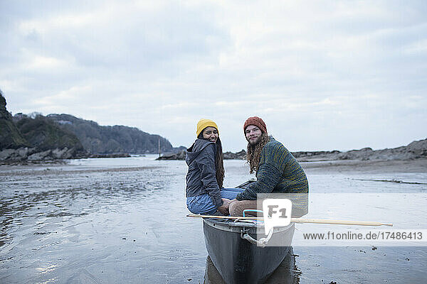 Porträt junges Paar in Kanu auf nassem Strand  Kent  UK
