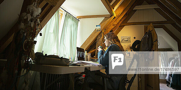 Frau bei Videokonferenz am Laptop im Heimbüro