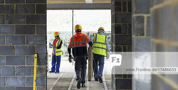Bauarbeiter auf einer Baustelle