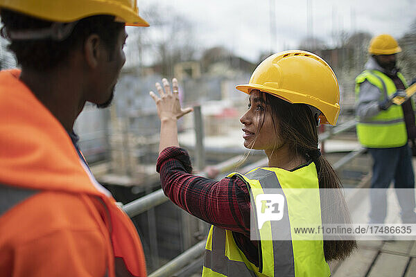 Bauarbeiter im Gespräch auf der Baustelle