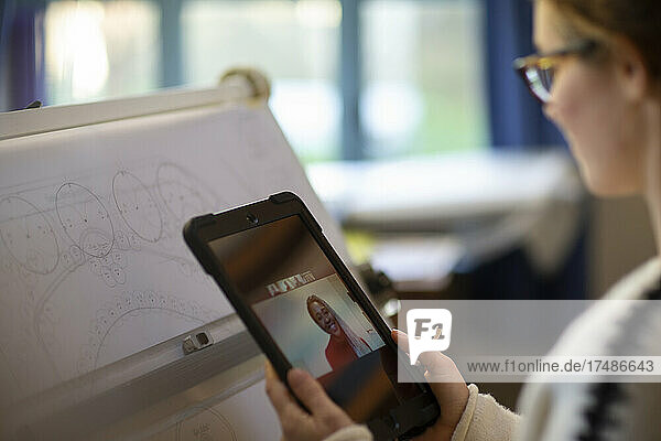 Architektin im Videochat mit Kollege auf digitalem Tablet