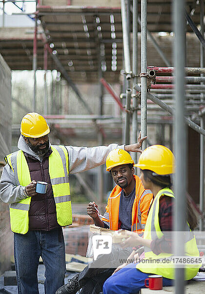 Bauarbeiter in der Mittagspause auf der Baustelle