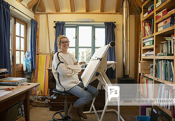 Porträt einer Architektin bei der Arbeit am Zeichentisch im Heimbüro