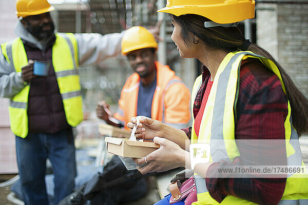 Bauarbeiter beim Mittagessen auf der Baustelle
