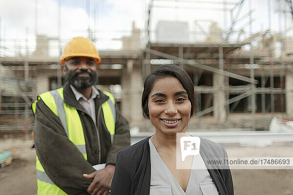 Porträt eines selbstbewussten Ingenieurs und einer Vorarbeiterin auf der Baustelle