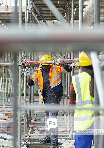 Bauarbeiter beim Aufbau eines Gerüsts auf einer Baustelle