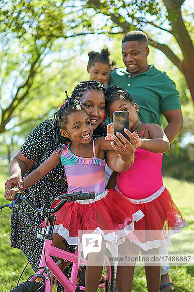 Familie nimmt Selfie im Sommer Park