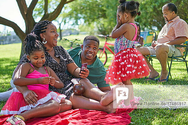 Familie entspannt sich im Sommer im Park