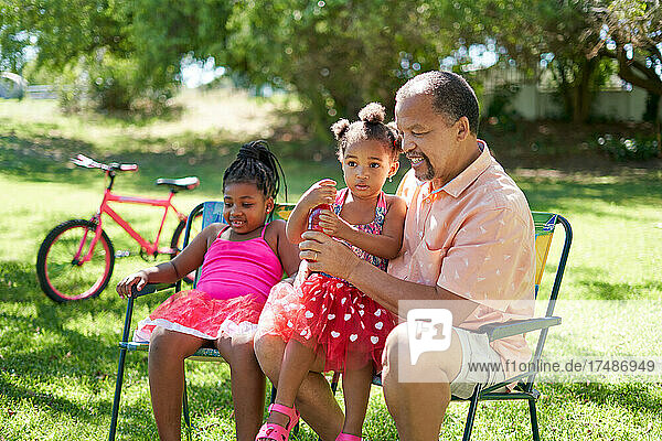 Großvater und Enkeltöchter im Sommerpark