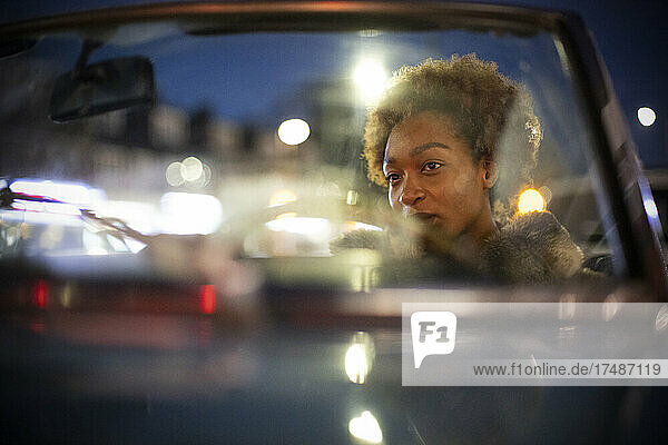 Frau fährt Cabrio bei Nacht