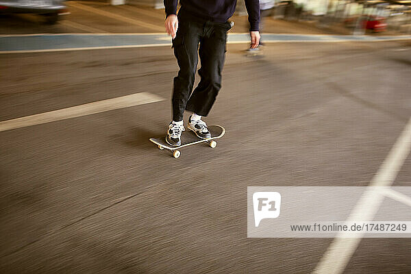 Jugendlicher Skateboardfahrer auf der Straße