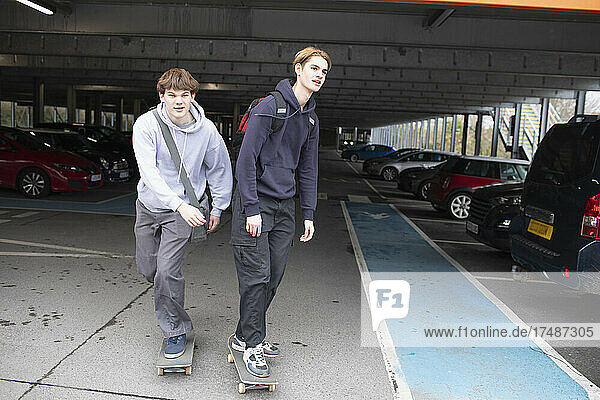 Skateboard fahrende Teenager in einem Parkhaus