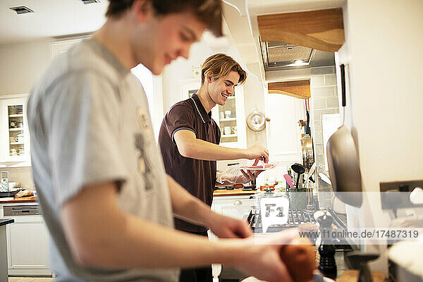 Teenager-Jungen kochen zu Hause in der Küche