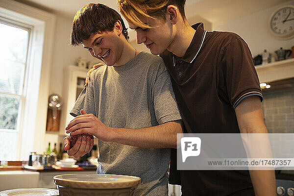 Teenager-Jungen kochen in der Küche