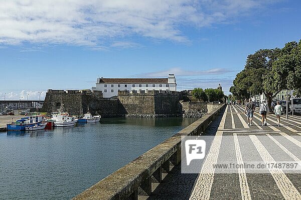 Promenade mit Festung von Sao Bras mit Militärmuseum der Azoren  Ponta Delgada  Insel Sao Miguel  Azoren  Portugal  Europa