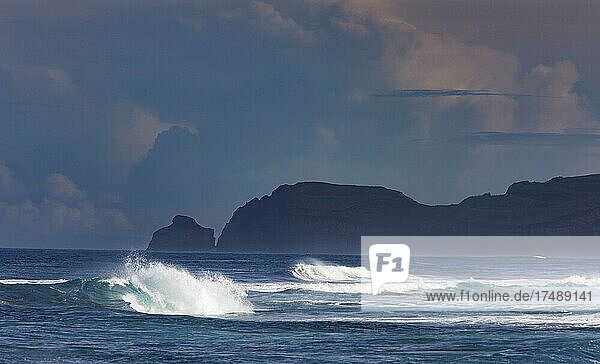 Stürmischen Meer mit hohe Wellen bei Ribeira Grande  Insel Sao Miguel  Azoren  Portugal  Europa