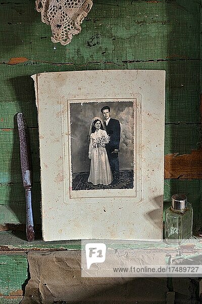 Aussteuer der Braut,  Hochzeitspaar auf Foto mit Besteck und Parfümflasche,  altes Haus,  Lost Place,  El Marchal,  Andalusien,  Spanien,  Europa