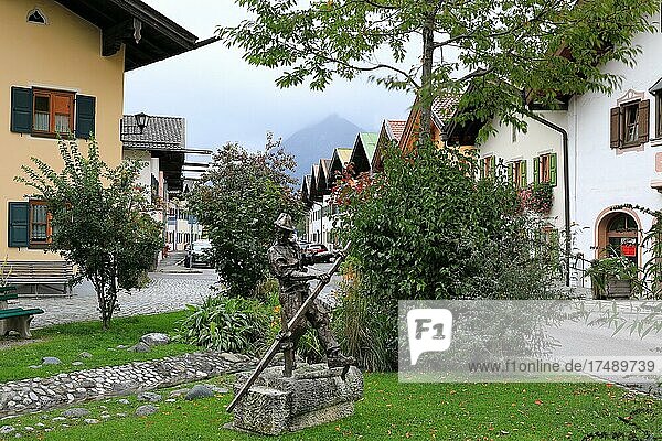 Skulptur eines Flößers  Häuserreihe  historisches Haus  Wassderlauf  Mittenwald  Oberbayern  Bayern  Deutschland  Europa