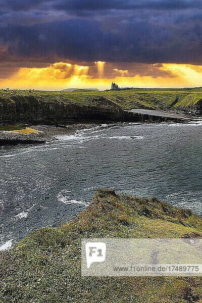 Abendhimmel an der Küste  Landhaus Classiebawn Castle und Tafelberg Ben Bulben am Horizont  Halbinsel Mullaghmore Head  County Sligo  Wild Atlantic Way  Irland  Europa