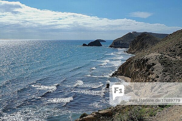 Blick vom Küsten-Wanderweg bei San Juan de los Terreros auf einsame Strände  Wanderweg an Felsküste  Küstentrail  San Juan de los Terreros  Andalusien  Spanien  Europa
