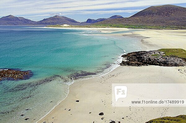 Glasklares Wasser  langer Sandstrand  Luskentyre Beach  Isle of Harris  Hebriden  Schottland  Großbritannien  Europa
