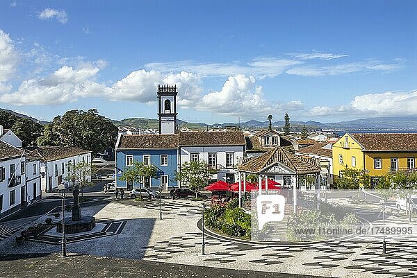 Stadtplatz mit Rathausturm  Ribeira Grande  Insel Sao Miguel  Azoren  Portugal  Europa