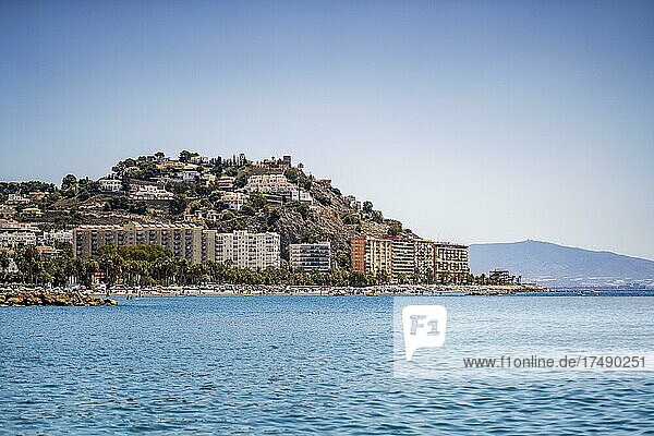 Stadtbild von Almunecar  Häuser auf steilen Hügeln an der Küste und belebter Strand  Andalusien  Spanien  Europa