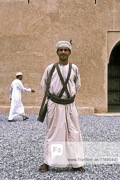 Mann mit Gewehr  Oman  Asien