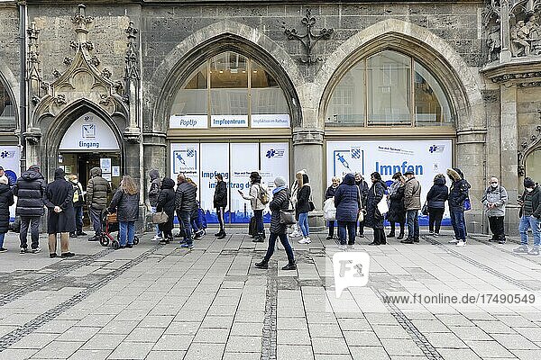 Menschenschlange vor der Außenstelle des Impfzentrum am Rathaus  München  Bayern  Deutschland  Europa