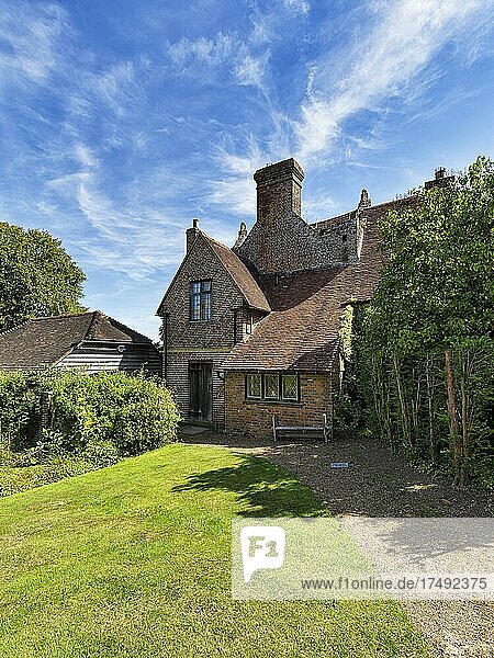 Cottage aus rotem Backstein  Priests House  Sissinghurst Castle and Garden  Cranbrook  Kent  England  Großbritannien  Europa