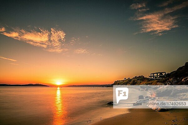 Sonnenuntergang über dem Meer  Landschaftsaufnahme und Langzeitbelichtung am Strand  Ouranoupoli  Grichenland  Mittelmeer
