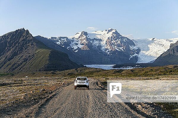 Car on gravel road  Vatnajökull glacier  mountains and wide landscape behind  Ring Road  Iceland  Europe