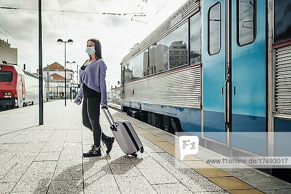 Junge Frauen verließen den Zug und standen auf dem Bahnsteig  bereit für ein Abenteuer  Portugal  Europa