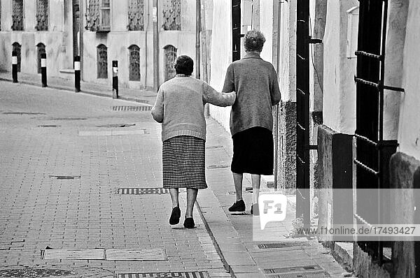 Eingehakte alte Frauen bei Stadtspaziergang  Andalusien  Spanien  Europa