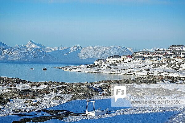 Traditioneller Schlitten  Wohnhäuser  verschneite Berglandschaft  kleine Inseln  Nuuk  Arktis  Nordamerika  Grönland  Dänemark  Nordamerika