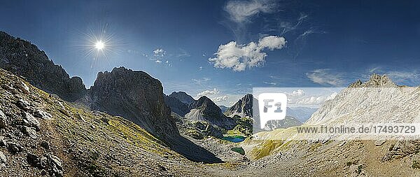 Bergpanorama oberhalb des Drachensees und der Coburger Hütte mit den Berggipfeln der Sonnenspitze  Drachenkopf  Coburger Hütte  Ehrwalder Alm  Ehrwald  Mieminger Gebirge  Tirol  Österreich  Europa
