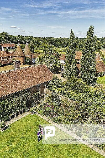 Blick vom Turm auf die Gärten  Sissinghurst Castle and Garden  Cranbrook  Kent  England  Großbritannien  Europa