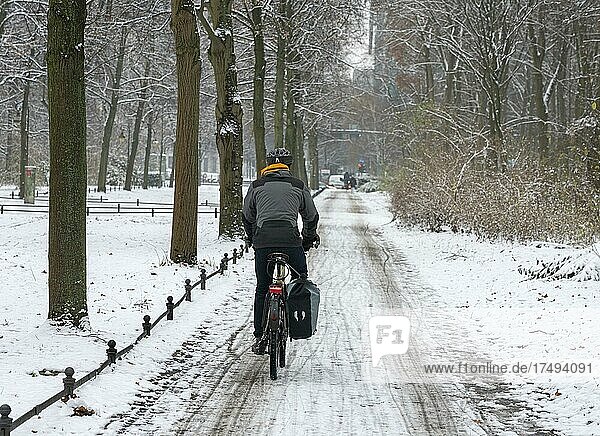 Cyclists in the winter snow-covered Tiergarten  Berlin  Germany  Europe
