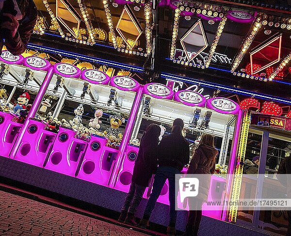 Bunt beleuchtete Spielautomaten auf einem Jahrmarkt  Berlin  Deutschland  Europa
