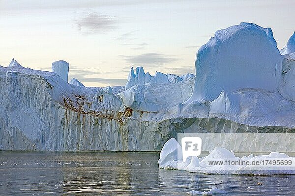 Riesige Eisberge im Juli im Schein der Mitternachtssonne  Disko Bucht  Ilulissat  Arktis Westgrönland  Dänemark  Europa